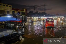 Banjir akibat hujan deras di Kota Serang