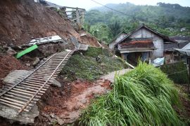 Korban tanah bergerak di Garut peroleh bantuan selama menunggu relokasi