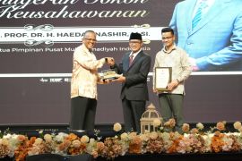 Haedar Nashir terima penghargaan dari UMK