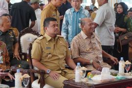 Gubsu Bobby Nasution serahkan 1.600 kartu BPJS Ketenagakerjaan kepada nelayan Langkat
