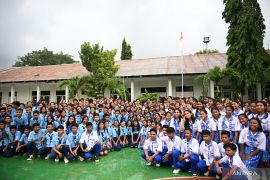 Wapres Gibran beri semangat dan guru-guru SMA di Sikka, NTT