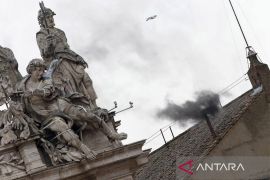 Asap hitam tandai belum ada Paus terpilih pada hari pertama konklaf