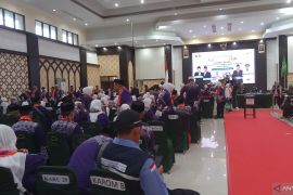 Tenaga ahli Kemenag lepas 393 JCH Kloter 7 Embarkasi Makassar