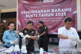 Kejari Karawang memusnahkan ratusan gram narkotika berbagai jenis