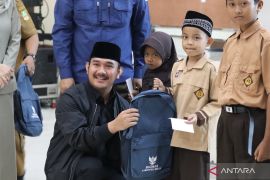Pemkab dan Baznas Bekasi salurkan bantuan pendidikan kepada 2.070 siswa
