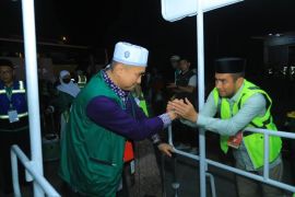 Wabup lepas calhaj Labura hingga ke dekat pesawat