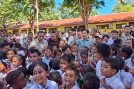 Gibran serahkan alat bantu pendidikan di Kupang NTT