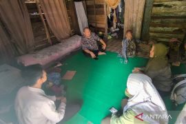 Bang Jeck kunjungi usulan bedah rumah di Desa Dangu HST