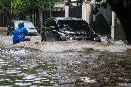 Jakarta diguyur hujan dan disertai petir pada Jumat malam