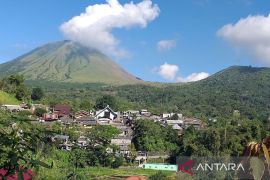 Gunung Dukono Halmahera erupsi, asap dan abu vulkanik muncul Kamis pagi