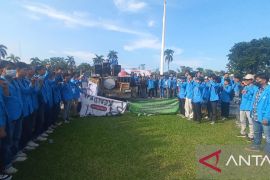 Ratusan mahasiswa UBB unjuk rasa di kantor gubernur sampaikan aspirasi terkait buruh dan pendidikan