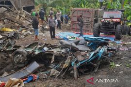 Truk rem blong tabrak angkutan di Purworejo, 11 Orang meninggal dunia
