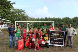 Persada Darul Aman terima bantuan perlengkapan sepakbola