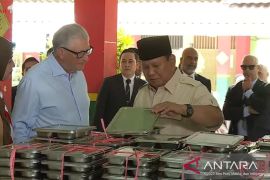 Prabowo, Gates review free meals program at school