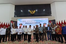 Komisi II DPR RI tinjau BUMD dan mengevaluasi sengketa lahan di Kalbar