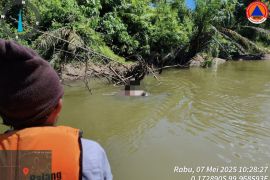 Tim gabungan Agam temukan petani mengapung di sungai kondisi meninggal