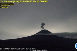 Gunung Semeru erupsi dengan letusan setinggi 1.000 meter di atas puncak