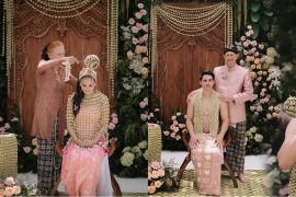 Siraman Luna Maya: air zamzam hingga bopongan, simbol cinta dan restu keluarga