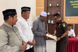 Kejari Bireuen bagikan 50 sertifikat tanah wakaf