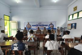 Polres Blitar edukasi santri keselamatan berlalu lintas