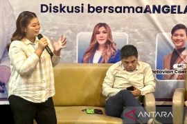 Angela-Suhuk gelar diskusi dengan mahasiswa di Samarinda
