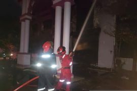 Damkar kerahkan tujuh unit armada padamkan kebakaran gedung FKM Unand