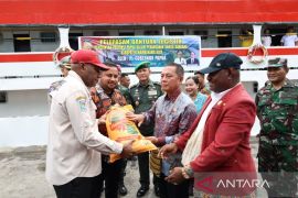 Pj Gubernur Papua salurkan bantuan korban banjir Mamberamo Raya