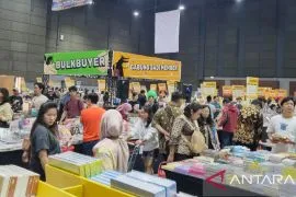 Ratusan pengunjung serbu hari pertama Big Bad Wolf Surabaya 2025