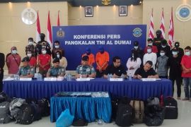 Lanal Dumai amankan dua pelaku penyelundupan 19 warga hendak ke Malaysia non prosedur