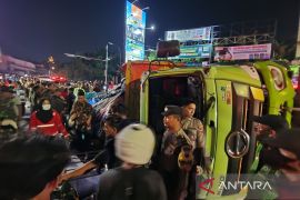 Truk pengangkut kertas terguling di Kota Semarang