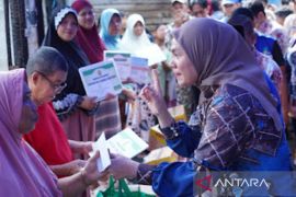 Wawali Banjarmasin bagikan bantuan kebakaran sembilan rumah di AKT