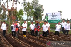 Imigrasi se-Provinsi Jambi gelar baksos dan bantu bibit kentang untuk petani Kerinci