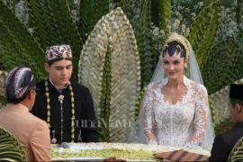 Maxime Bouttier dan Luna Maya resmi jadi pasangan suami istri