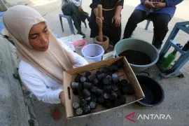 FOTO - UMKM perempuan produksi briket dari ampas kopi