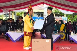 Bupati HST salurkan 22 Starlink untuk layanan internet sekolah terpencil