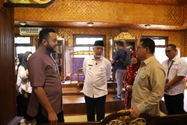 Wako Fadly Amran dampingi Mendag Budi Santoso kunjungi Henni Adli Minangkabau Gallery