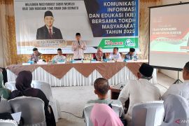 Legislator Ade Rezki dan BPOM ajak warga Agam selektif konsumsi produk di pasar bebas