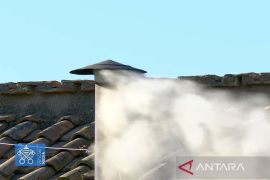 Asap putih mengepul tandai Paus baru terpilih pada konklaf hari kedua