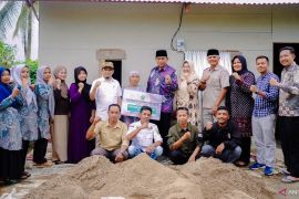 Pemkab Solok serahkan bantuan bedah rumah tidak layak huni