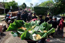Tradisi Ithuk-ithukan simbol syukur suku Osing