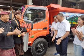 Pemkab Gianyar serahkan bantuan 2 truk sampah