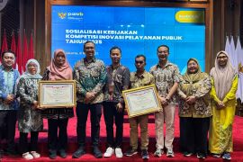 RSUD Kandangan dan Disdukcapil HSS raih penghargaan dari KemenPAN-RB