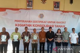 Menteri ATR serahkan sertifikat hasil konsolidasi tanah tutupan Jaman Jepang
