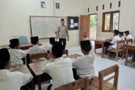 Aiptu Herman mengabdi  jadi pengajar ponpes di Tegal