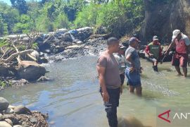Personel gabungan TNI-Polri perbaiki saluran bendungan yang rusak akibat banjir