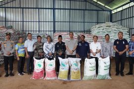 Bupati OKI salurkan bantuan BPBPKS ke petani sawit