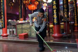 Polisi bersih-bersih vihara jelang Hari Raya Waisak Page 1 Small