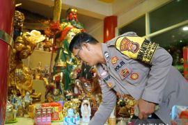 Polisi bersih-bersih vihara jelang Hari Raya Waisak Page 2 Small