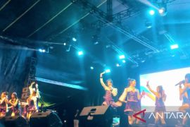 Tampil memukau, JKT48 hipnotis ribuan Wota Bangka Belitung