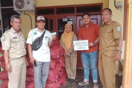 Pemkab Probolinggo serahkan bantuan hibah benih bawang merah